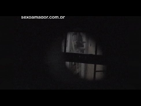 ❤️ Sarışın, içi boş tuğlaların arkasına gizlenmiş bir mahalle röntgencisi tarafından gizlice videoya alınır Porno bizde ☑